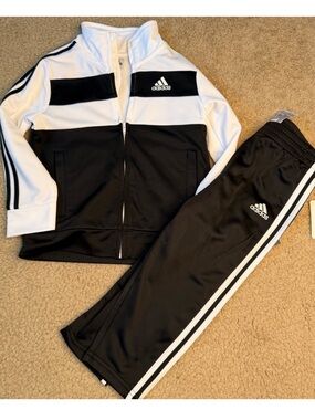 Adidas Baby Black and White
Jogger Set 24 Months